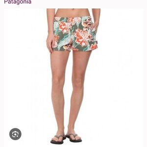 Patagonia Barely Baggie 2.5 Women's Green Floral  Shorts